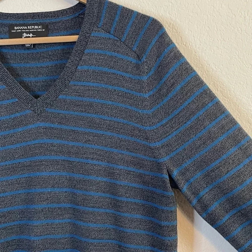 Banana Republic Extra Fine Italian Merino Wool Gray Blue Stripe V Neck Sweater